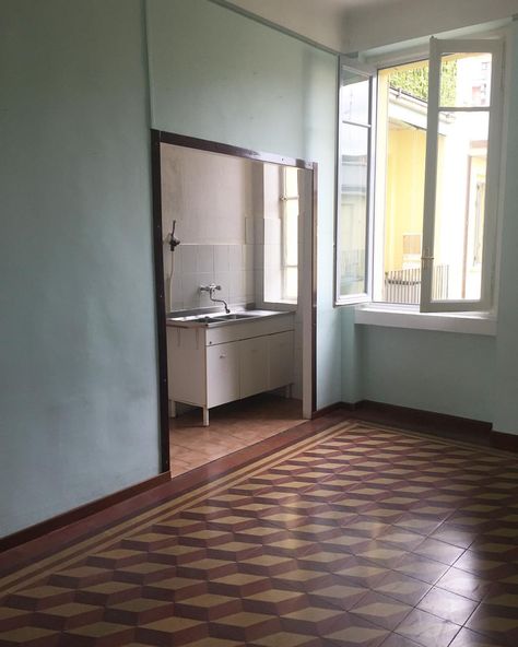 Italian beauty #interiordesign#30s#interior#milano#italy#italiandesign#architecture#tiles#floor#vintage#vintagehouse#beauty#italian#love Vintage Italian Interior, 30s Interior, Italian Tile Floor, 30s House, 50s House, Italian Love, Tiled Hallway, Italian Interior Design, Tiles Floor