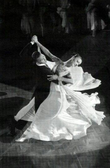 The Beautiful Waltz with a friend who I was just thinking about.. 🌺 Old Ballroom, Ballroom Dance Photography, Dancing Ballroom, Modern Dans, Powerful Photos, Belly Dancing Classes, Ballroom Dancer, Photo Noir, Dance Like No One Is Watching