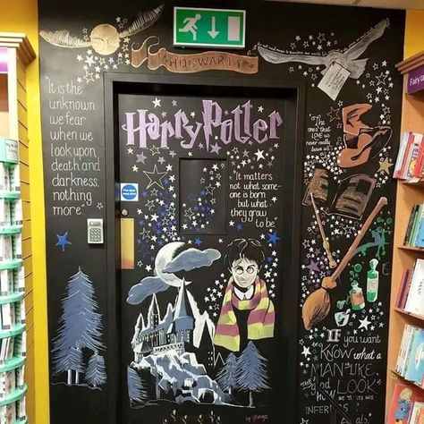 HP Classroom Door Idea, however use black butcher paper and paint on it, and then tape or use sticky tack to put around the door and on the door. Love this idea! Classroom Harry Potter, Harry Potter Door Decorations, Harry Potter Classroom Decorations, Hogwarts Classroom, Harry Potter Door, Harry Potter Classroom Theme, Harry Potter Display, Harry Potter Classes, Harry Potter Library