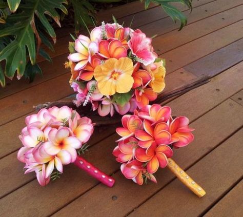 Beachy Flowers, Plumeria Bouquet, Flowers Bouquet Ideas, Hibiscus Bouquet, Tropical Bridal Bouquet, Tropical Wedding Bouquets, Mena Massoud, Simple Wedding Bouquets, Orange Wedding Flowers