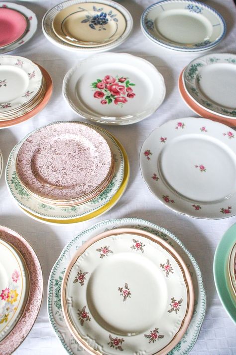 Cute Dinnerware, Cottage Traditional, China Aesthetic, Pretty Pottery, Aesthetic Dump, Pinterest Contest, Table Setting Decor, Italian Table, Antique Dishes