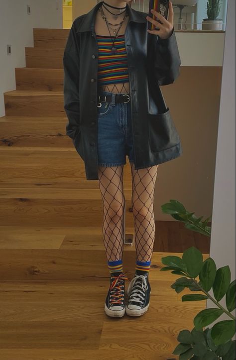 Converse Rainbow, Pride Outfit Ideas, Rainbow Inspiration, Aesthetic Converse, Rok Midi, Look Grunge, Rok Mini, Pantyhose Fashion, Alt Outfits