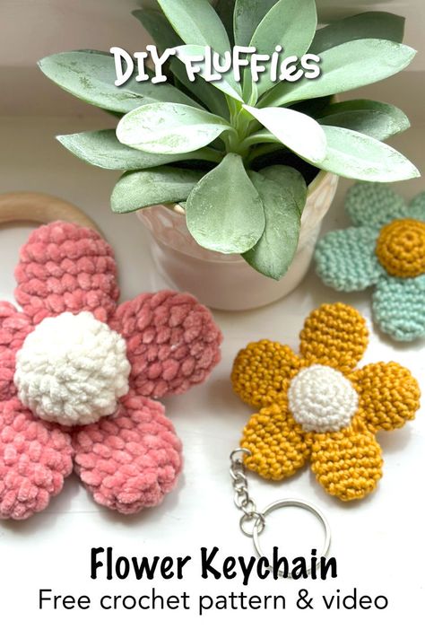 Crochet a cute daisy flower for easter with this easy beginner amigurumi pattern. Including full video on how to crochet this plushie. Great size for a baby rattle of keychain. Baby Haken, Easy Beginner Crochet Patterns, Crochet Baby Mobiles, Crochet Puff Flower, Keychain Pattern, Easy Crochet Animals, Flower Keychain, Crochet Keychain Pattern, Crochet Daisy