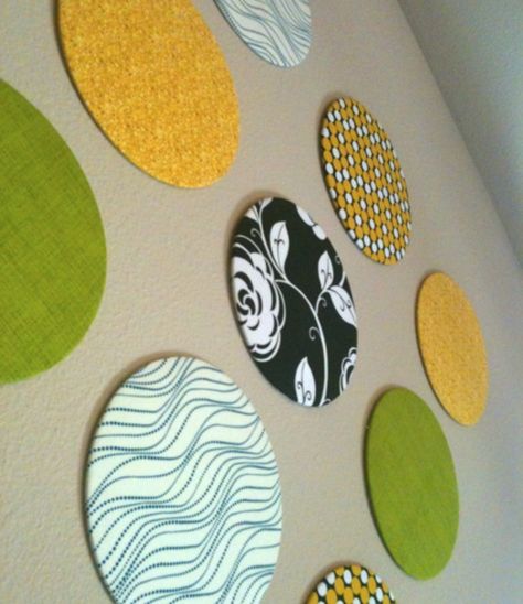 DIY Fabric Wall Dots :: Hometalk Circle Cardboard Crafts, Easy Wall Decoration Ideas With Paper, Round Cardboard Crafts, Fabric Circles, Circle Scrapbook, Circle Wall Decor, Homemade Wall Decorations, Cardboard Cake, Round Things