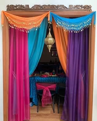 Moroccan Theme Party Decor, Diy Arabian Nights Decor, India Theme Party Decoration, Aladin Party Theme, Arabian Nights Decorations, Arabian Nights Decor, Bollywood Theme Decor Ideas, Arabian Night Decor, 1001 Nights Party