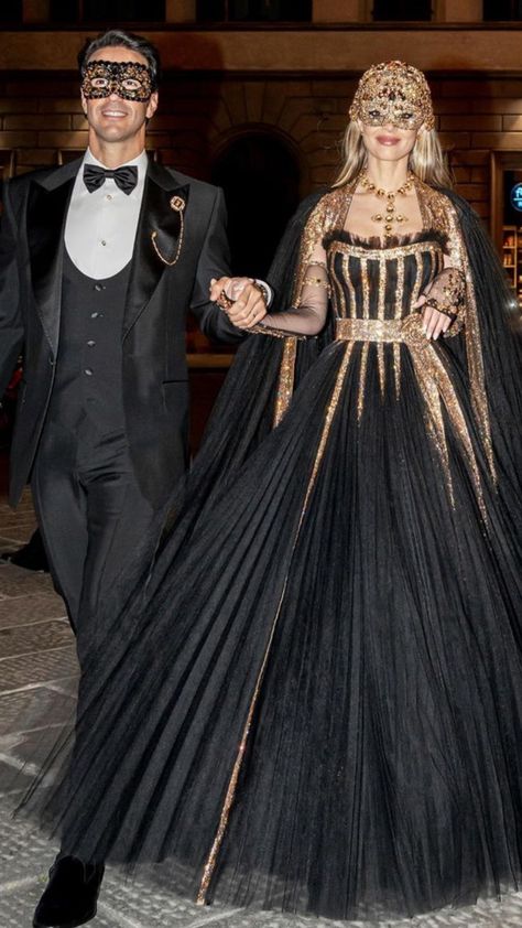 Venetian Ball Outfit, Mascarade Dress Ideas, Old Money Masquerade Ball, Masquerade Theme Prom Dresses, Masquarde Ideas Outfit, Couples Masquerade Outfits, Celebrity Masquerade, Mascarade Outfits, Masquerade Prom Dress And Mask