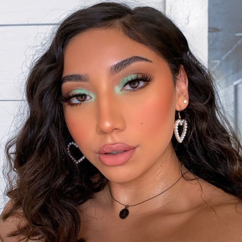 Teal Eye Makeup, Mint Eyeshadow, Makeup Verde, Mint Makeup, Teal Eyeshadow, Eyeliner Wings, Teal Makeup, Prom Makeup For Brown Eyes, Beauty Skin Care Products