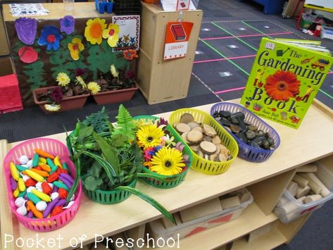 Veggie counters, leaves, flowers, tree circles, rocks, and non-fiction books to support block building during a farm study by Pocket of Preschool Plan Do Review, Block Center Preschool, Blocks Center, Farm Math, Preschool Farm, Preschool Math Centers, Pocket Of Preschool, Farm Theme Preschool, Blocks Preschool