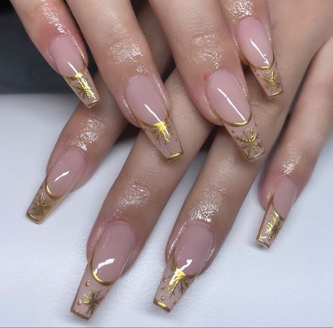 Gold Snowflakes Nails, Unique New Years Nails, Good Christmas Nails, Snowflake Gel Nail Designs, French Tips Acrylic Almond, Golden Nails Designs Classy, Gold Nails New Years, Golden French Tip Nails, Gold French Tip Nails Almond