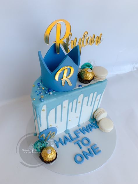 Half Way To One Birthday Decoration, 6month Cake Half Birthday, 6 Month Cake Half Birthday Photoshoot, Half Cake Design For Birthday, Half Way To One Cake Ideas, Half Birthday Cakes For Boys, 6 Months Birthday Cake Boy, 6 Month Baby Cake Half Birthday Boy, Cake For Half Birthday