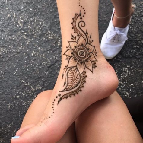 Ankle Henna, Henna Hand Designs, Infected Tattoo, Henna Tattoo Design, Henne Tattoo, Leg Henna, Tato Henna, Foot Henna, Henna Ideas