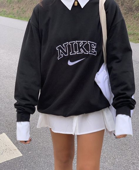 👜 on Twitter: "… " Son Aesthetic, Vintage Nike Sweater, Look 80s, Vestiti Edgy, Tennis Skirt Outfit, Mode Instagram, Nike Sweatshirt, Fits Inspo, Nike Sweater