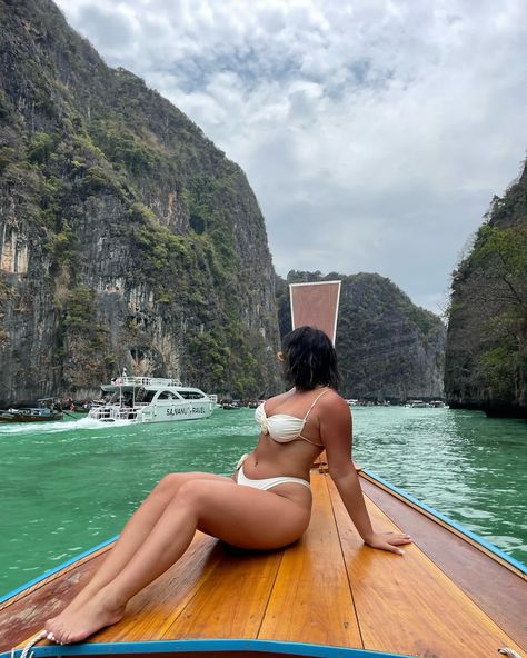 Wouldn’t be a trip to Thailand without exploring Phi phi islands on an iconic long tail boat🌴🛶🌺🌊 Phuket Aesthetic, Vacay Poses, Thailand Aesthetic, Phi Phi Islands, Trip To Thailand, Pool Photography, Boat Pose, Thailand Photos, Summer Poses