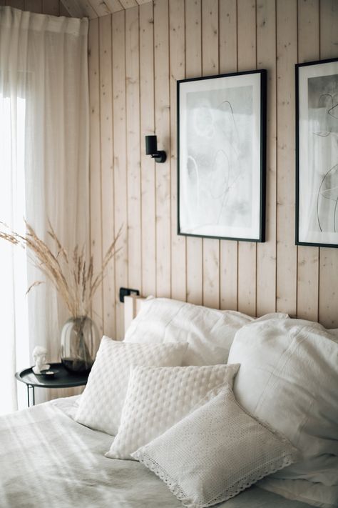 Tiny House Scandinavian, Scandinavian Cabin Bedroom, Scandinavian Farmhouse Interior, Winter Cabin Interior, Scandinavian Cottage Interior, Scandinavian Cabin Interior, Small Cabin House, Mini Chalet, Holiday Cabin