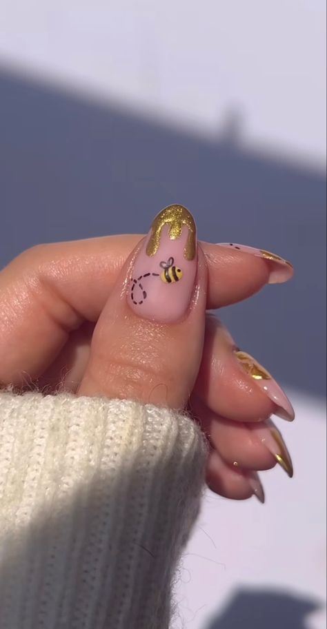 Animal Inspired Nail Art, Nails With A Bee, Nail Bee Art, Honey Themed Nails, Honey Nail Art, Honeybee Nail Design, Bee Design Nails, Honey Pot Nails, Simple Bee Nails