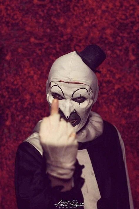 Scary Movie Wassup Wallpaper, Us Movie Art, Saw Horror Wallpaper, Profile Picture Horror, Teriffier Clown Movie, Art The Clown Aesthetic, Terrifier Wallpaper Iphone, Horror Movie Characters Wallpaper, Terrifer2 Clown