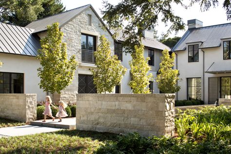 creamy limestone with off-white smooth concrete stucco and metal roof with dark bronze steel windows & doors. Deck Roofing Ideas, Skillion Roof, Stylish Tips, Modern Roofing, Roofing Ideas, Roof Architecture, Studio Green, European Architecture, Modern Farmhouse Exterior