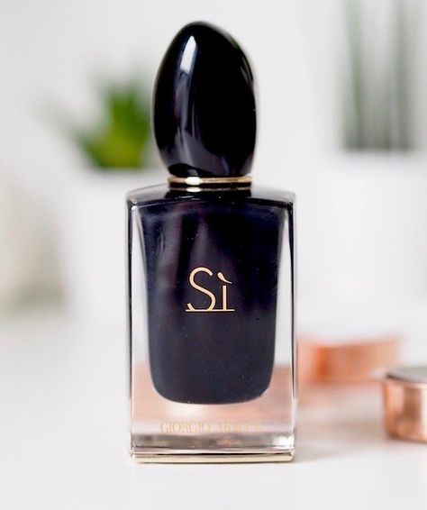 Giorgio Armani Si Intense Perfume - fruit, heady scent for warm summer nights #ayelined #fragrance #summerbeauty Si Intense Perfume, Giorgio Armani Si Intense, Armani Si Intense, Fm World, Perfume Versace, Organic Perfume, Armani Si, Fruit Scent, Unique Fragrance