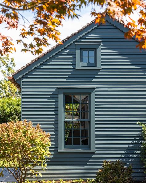 BRYAN GRAYBILL on Instagram: “Autumn 🍂 in East Hampton @thedowagerinn #narragansettgreen #easthampton #guesthouse #clapboard #architecture #visionsofhome 📸 :…” Benjamin Moore Narragansett Green, Bryan Graybill, New England Colonial House, Narragansett Green, Newburg Green, Green House Exterior, Mountain Farmhouse, Colonial House Exteriors, Historical Concepts