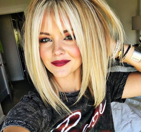 Mittellanger Bob mit Pony: 4 Varianten der Trendfrisur und 50 Fotobeispiele davon - Freshideen Bob Panjang, Long Bob Haircut With Layers, Blonde Hair With Bangs, Blonde Bob Hairstyles, Bob Hairstyles With Bangs, Bob Haircut With Bangs, Long Bob Haircuts, Lob Haircut, Long Bob Hairstyles