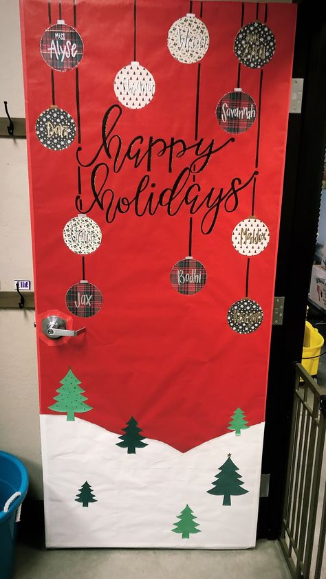 Happy Holidays Door Decorations For School, Happy Holidays Bulletin Board Ideas, Classroom Door Decorations Christmas, Classroom Christmas Gifts, Holiday Office Decor, Baby Christmas Crafts, Teacher Door Decorations, Classroom Christmas Party, Door Decorations Classroom Christmas