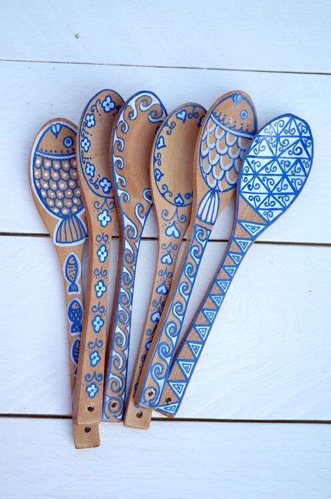 Wooden Spoon Diy, Painted Wooden Spoons, Spatula Painting, Spoons Diy, Wooden Spoon Crafts, Wood Burn Spoons, Painted Spoons, Christmas Spoons, Painted Driftwood