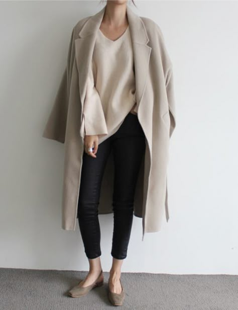 Photo Minimalista Sikk, Minimalisticky Chic, Tunik Linen, Minimal Stil, Minimalist Moda, Fall Fashion Coats, Chique Outfits, Beige Coat, Stil Inspiration