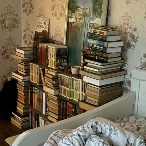 Literature Room Decor, Dorm Room Aesthetic Dark Academia, Books Room Aesthetic, Academia Room Aesthetic, Academia Bedroom Aesthetic, Book Room Aesthetic, Dark Academia Room Aesthetic, Academia Aesthetic Room, Decorating With Books