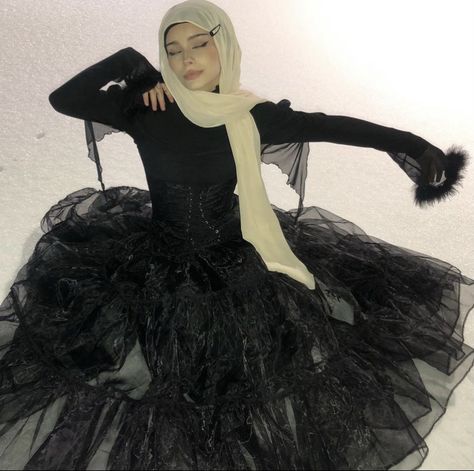 Alt hijabi Hijabi Corset Outfit, Alt Hijabi Aesthetic, Hijabi Reference, Goth Hijabi, Alt Hijab, Modest Muslim Fashion, Outfit Ideas Hijab, Hijabi Women, Alternative Subcultures