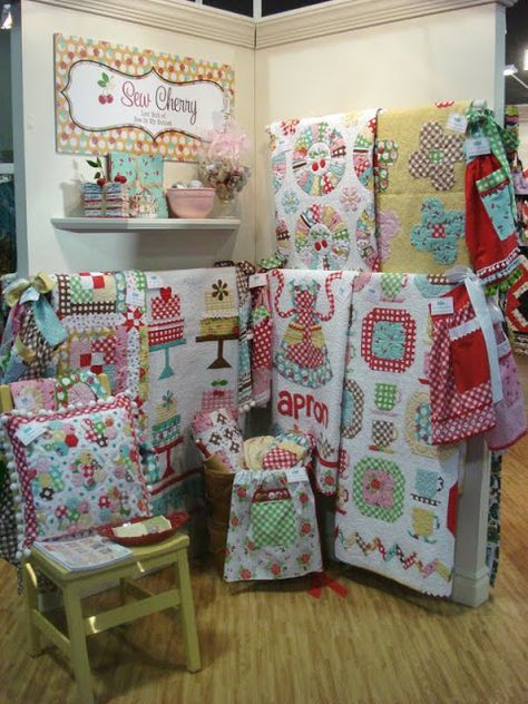 Quilt Shop Displays, Display Quilts, Craft Show Booths, Cake Quilt, Quilt Display, Quilting Blogs, Bee In My Bonnet, Craft Display, Quilt Stores