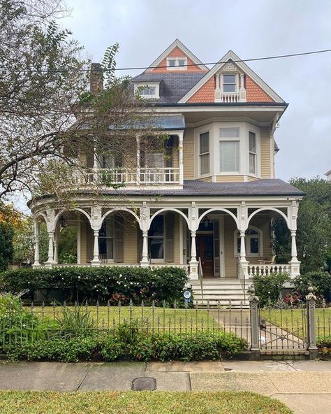 Michael LaBauve,M.Arch on Instagram: "Somewhere in the Garden District 🌳" New Orleans Architecture Garden District, New Orleans Garden District Homes, New Orleans Houses, New Orleans House, Sims Lots, New Orleans Garden, New Orleans Garden District, Oasis Springs, Goth Houses