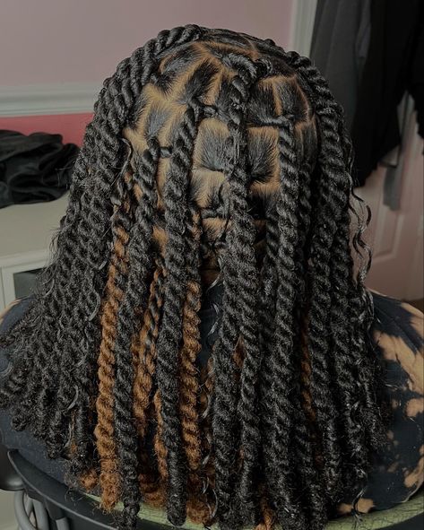 Invisible Twist Hairstyles, Invisible Locs Brown And Black, Long Invisible Locs Hairstyle, Invisible Locs Hairstyle Long, Peekaboo Twist With Curls, Invisible Locs Medium Length, Invisible Locs With Peekaboo, Invisible Locks With Curls, Invisible Locs Parting Guide