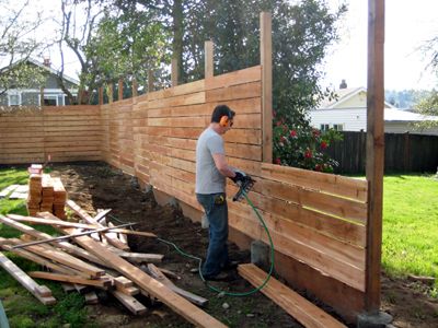 horizontal fence = only do this for if you need a fence to be tappered heights (i.e. getting shorter and shorter) Build A Fence, Diy Backyard Fence, Diy Privacy Fence, Modern Fence Design, Privacy Fence Designs, Horizontal Fence, Backyard Privacy, Diy Fence, Modern Fence