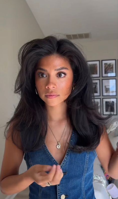 Messy Blowout Hair, Blowout 90s Hair, Yolanda Diaz Hair, 90s Bouncy Hair, Short Layered Blowout, Short Hair Volume Cut, Brown 90s Hair, Prom Hairstyles Blowout, Blowout Hair Without Layers