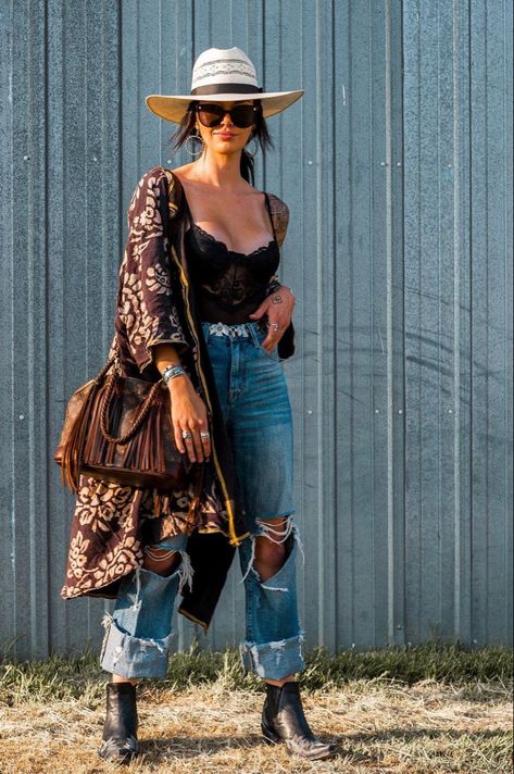 Hippie Western Outfits, Boho Rocker Chic Style, Chic Western Outfits, Western Outfits Women Winter, Western Concert Outfit, Western Glam Outfit, Vestido Charro, Womens Western Fashion, Nfr Fashion