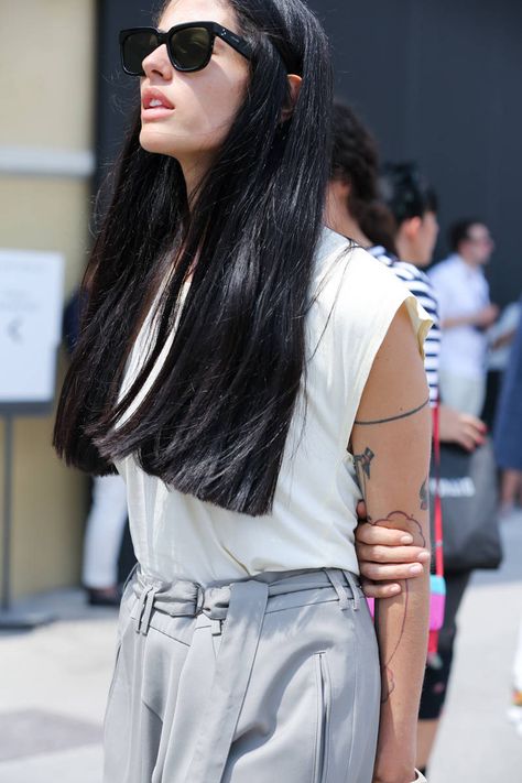 Pitti Street Style Photos - Street Style Pictures from Florence - Elle Black Haircut Styles, Gilda Ambrosio, Long Black Hair, Trik Fotografi, Long Hair Cuts, Long Black, Gorgeous Hair, Womens Haircuts, Trendy Hairstyles