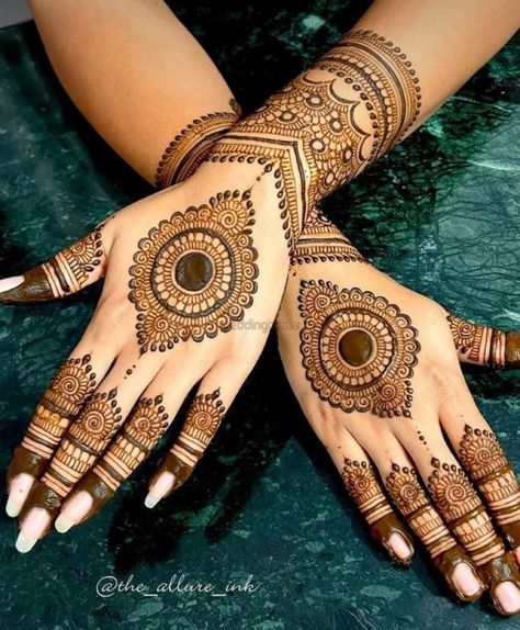 Hairstyles Mehndi, Hand Mehndi Designs Back, Minimal Mehndi, Front Hand Mehndi Designs, Mehndi Designs Back Hand, Mehndi Hairstyles, Mehndi Designs Back, Front Hand Mehndi, Mehndi Mehndi