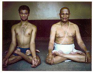 Sri K Pattabhi Jois - Sharath Jois Yoga Ashtanga, Ashtanga Vinyasa Yoga, Yoga Master, Yoga Vinyasa, Yoga Guru, Yoga Photos, Yoga Iyengar, International Yoga Day, Relaxing Yoga