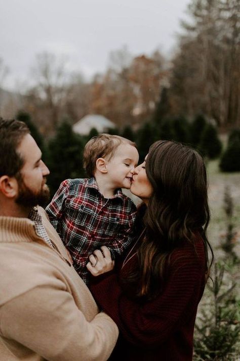 Christmas Tree Photoshoot, Christmas Tree Farm Pictures, Tree Farm Pictures, Christmas Tree Farm Mini Session, Tree Farm Photo Shoot, Christmas Tree Farm Photo Shoot, Christmas Photos Outfits, Christmas Tree Farm Photos, Christmas Pictures Outfits