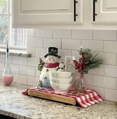 Kitchen Christmas Centerpiece, Christmas Centerpiece For Kitchen Island, Kitchen Counter Decor Christmas, Christmas Snowman Decor Ideas, Christmas Kitchen Vignettes, Christmas Decor For Kitchen Counter, Kitchen Decorated For Christmas, Cake Stand Christmas Decor, Kitchen Sink Christmas Decor