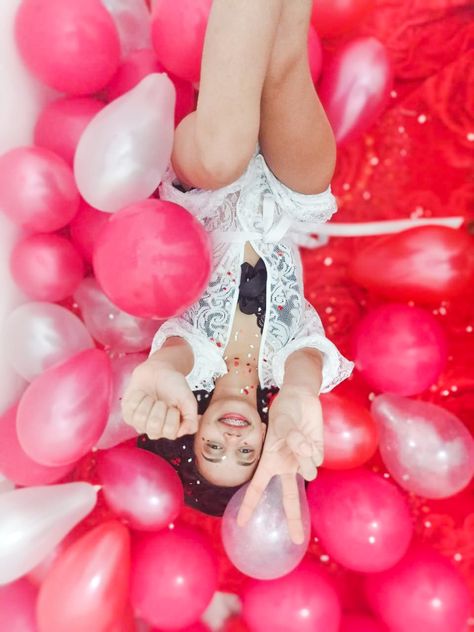 Birthday Photo Shoot At Home, Ballon Photoshoot Ideas, Balloon Photoshoot Ideas, Photos With Balloons, Photoshoot Balloons, Balloon Photoshoot, Balloon Drop, Valentine Photo Shoot, Portrait Photography Tips