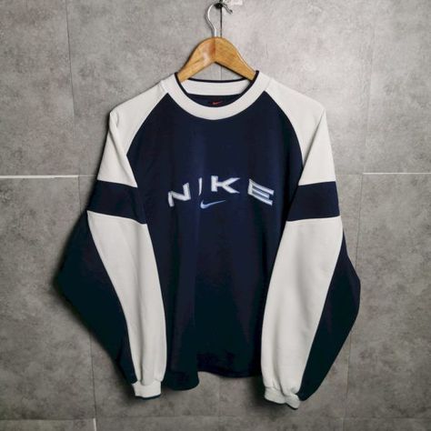 Old Nike Clothes, 90s Mood, Old Nike, Mode Logos, 90s Sportswear, Nike Clothes, Vintage Nike Sweatshirt, Baggy Sweaters, Nike Crewneck