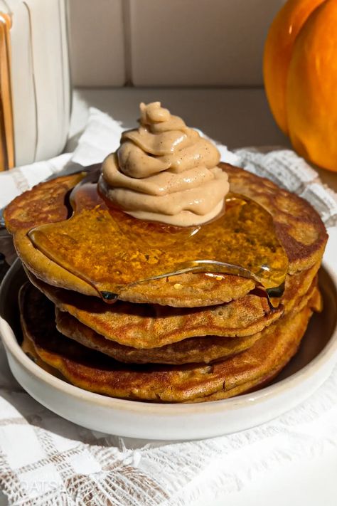 If you're a fan of Gilmore Girls, it's a sign to recreate the delicious pumpkin pancakes with cinnamon butter from Luke's Diner! Nothing like this comforting breakfast during the fall while enjoying in a rewatch of the series! Gilmore Girls Pumpkin, Homemade Cinnamon Butter, Pancakes With Cinnamon, Comforting Breakfast, Pumpkin Pancakes Easy, Luke's Diner, Lukes Diner, Diner Recipes, Cinnamon Butter