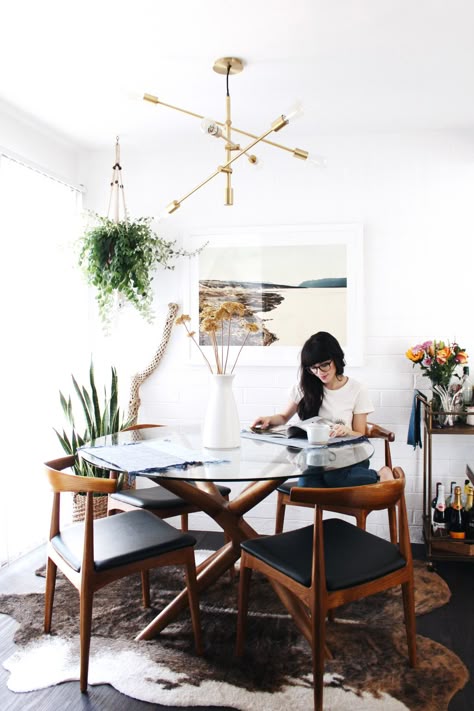 Cowhide Rug Under Round Dining Table - Beautiful shapes in the furniture here. Inspiration for our Western Spirit shoot in the October 16 issue. Mid Century Dining Room, Kitchen Ikea, Mid Century Interior, Boho Interior Design, Apartment Decoration, Kitchen Nook, Hide Rug, Mid Century Dining, Dining Room Inspiration