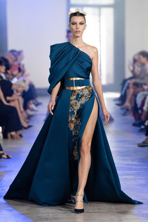 Elie Saab Fall 2019 Couture Fashion Show - Vogue White Haute Couture, Cheongsam Design, Fabric Folds, Elie Saab Haute Couture, Robes Glamour, Textil Design, Couture Mode, فستان سهرة, Wide Belt