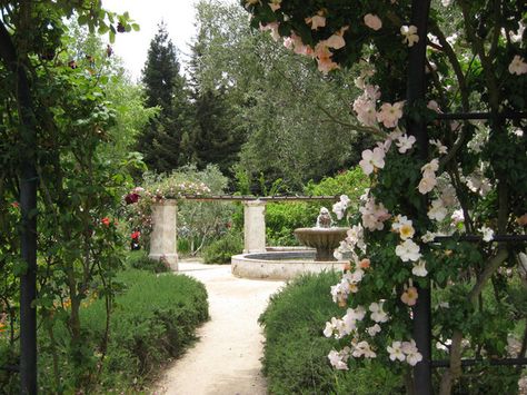 Descanso Gardens. Reminds me a regency garden. Descanso Gardens, Hangout Ideas, Dance Film, Diy Garden Fence, South California, California Garden, Family Shoot, Garden Rooms, Apartment Balcony