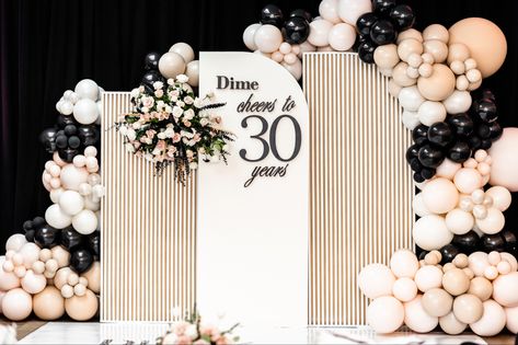 Black Signage, Cheers To 30 Years, Neutral Florals, Neutral Party, Black Balloon, Floral Birthday Party, 30th Birthday Party, Black Balloons, Birthday Planning