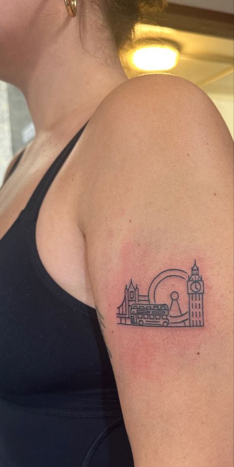 London Tatoos Ideas, London Marathon Tattoo, Tower Bridge Tattoo, Bus Tattoo Small, Double Decker Bus Tattoo, London Bus Tattoo, Uk Tattoo Ideas, London Bridge Tattoo, London Eye Tattoo