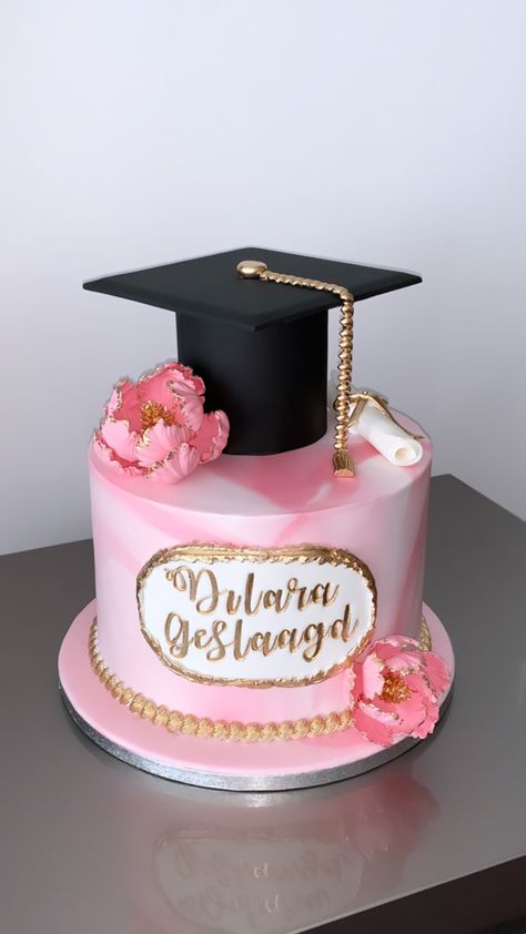 Fancy Graduation Cakes, Convocation Cake Ideas, Blue Graduation Cake Ideas, Happy Graduation Cake, College Graduation Cakes, Graduation Cake Designs, Graduation Party Desserts, Graduation Party Backdrops, Blue Birthday Cakes