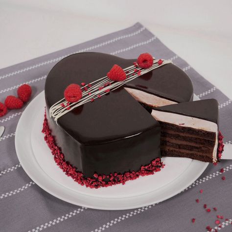 Chocolate Anniversary Cake, Raspberry Cake Recipe, Chocolate Raspberry Cake Recipe, Chocolate Heart Cakes, Heart Cake Design, Raspberry Cake Recipes, Raspberry Ganache, Chocolate Valentine, Strawberry Cake Filling